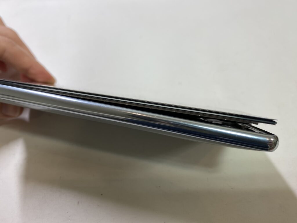 側面を見ると画面浮きが分かりやすいXperiaXZ2Premium