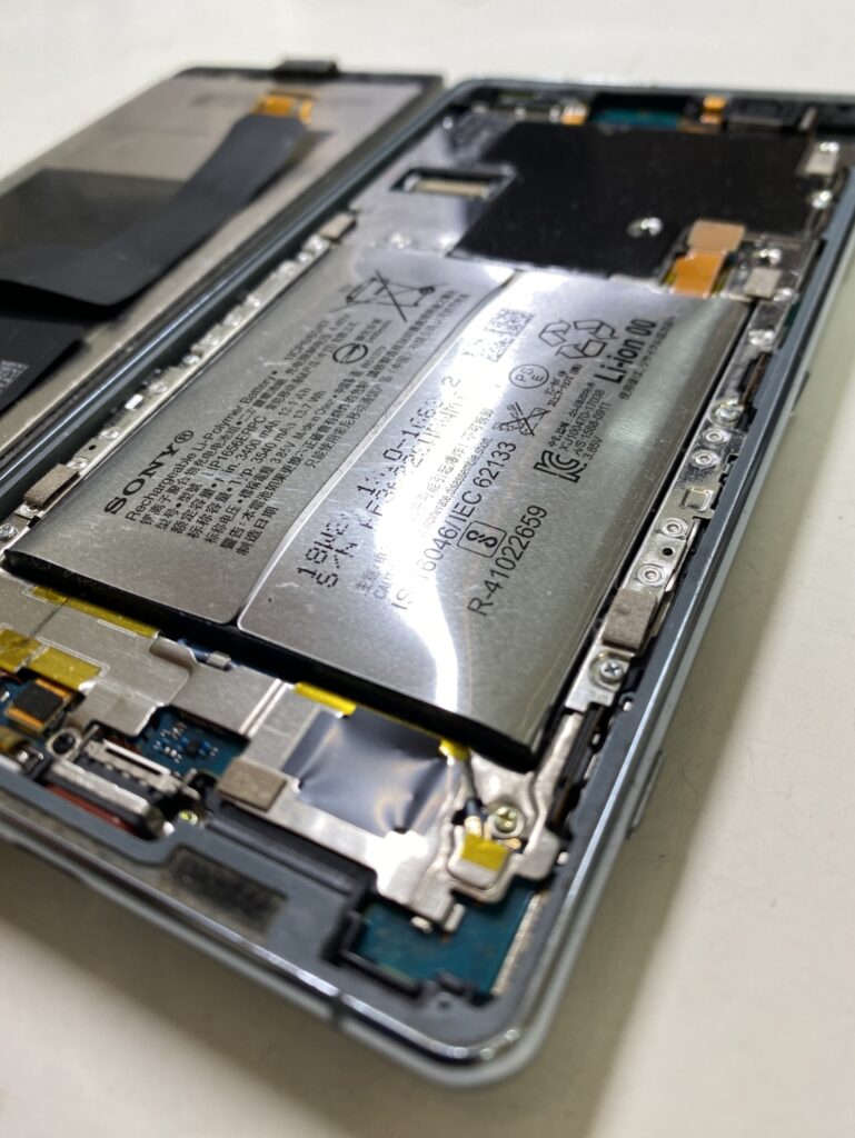 XperiaXZ2Premiumを分解すると膨張したバッテリーがあらわれた