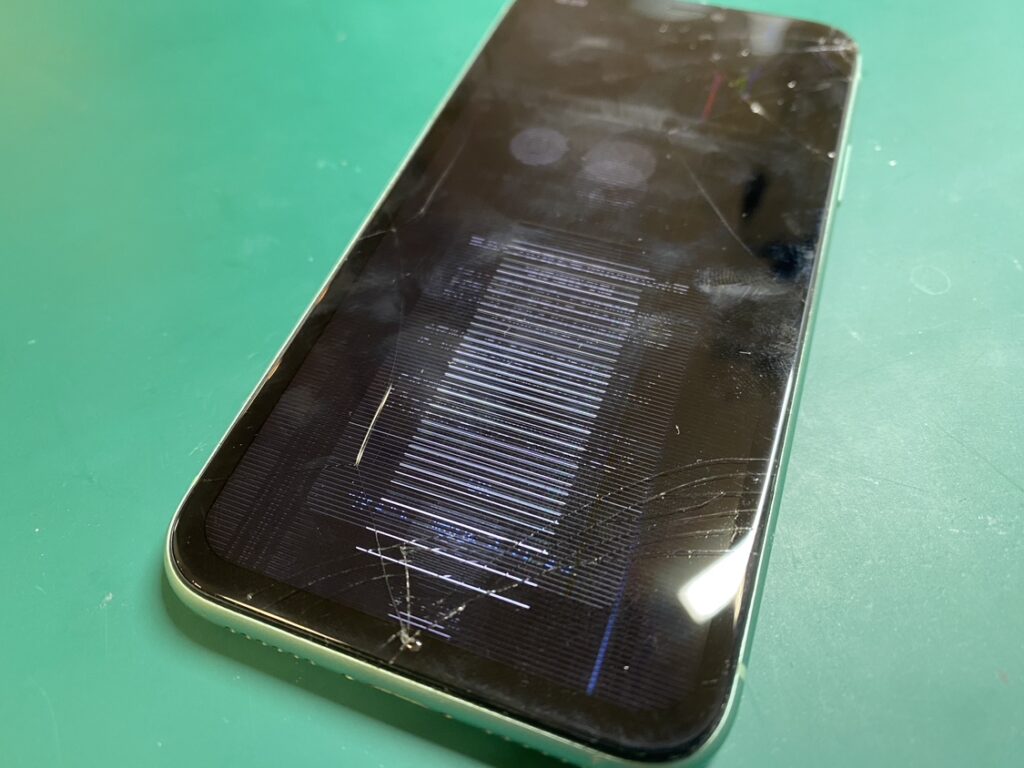 iPhone 11Proの画面が割れて液晶に大量の線が表示される