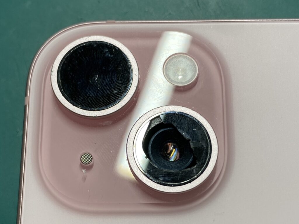 iPhone15のバックカメラレンズが割れて穴が開いた