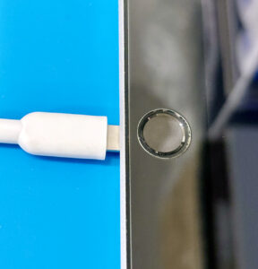 iPad（第9世代）の充電口の異物除去