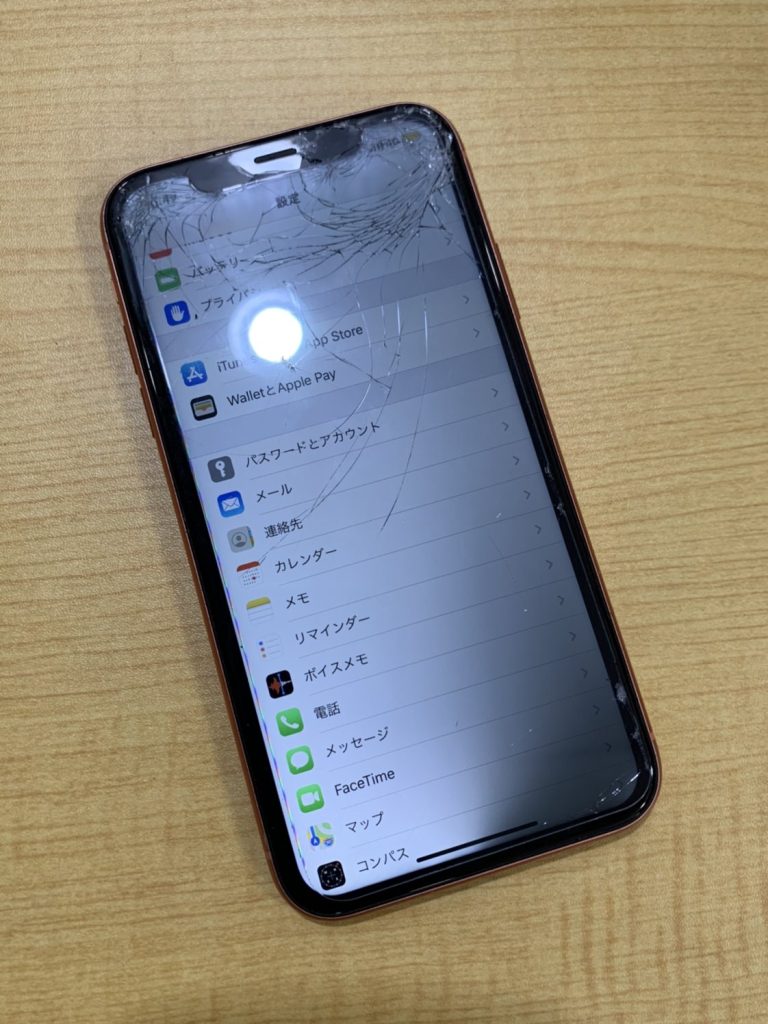 画面が割れて液晶が黒くなったiPhoneX