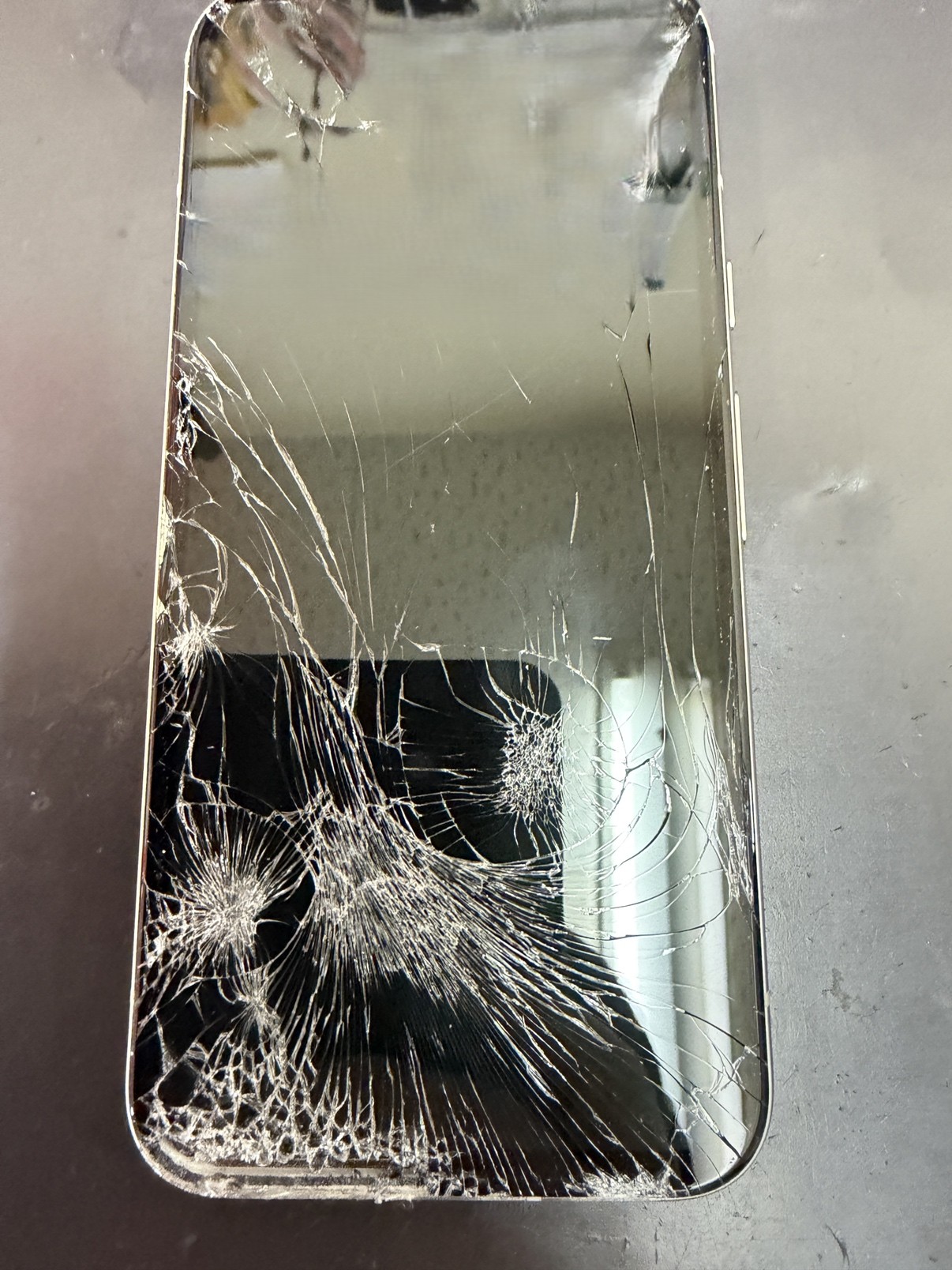 Google Pixel 8a】落として画面がバキバキに！液晶が真っ暗で映らない