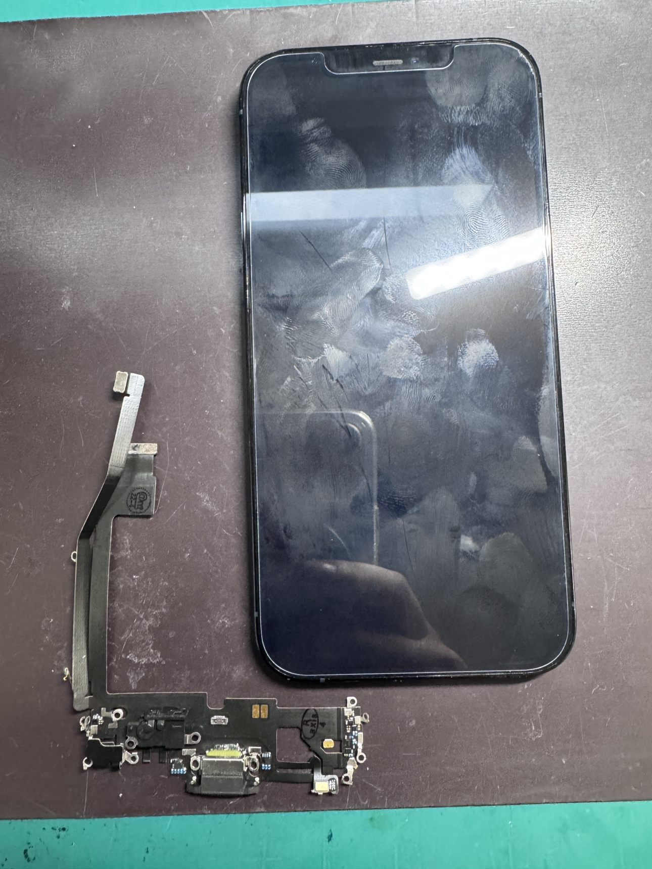 破損の画像 iPhone 13 Pro Max】「ケーブルを挿しても反応しない…」原因は充電口の