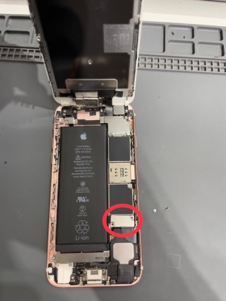 iPhone6sの画面をあけた状態、修理中