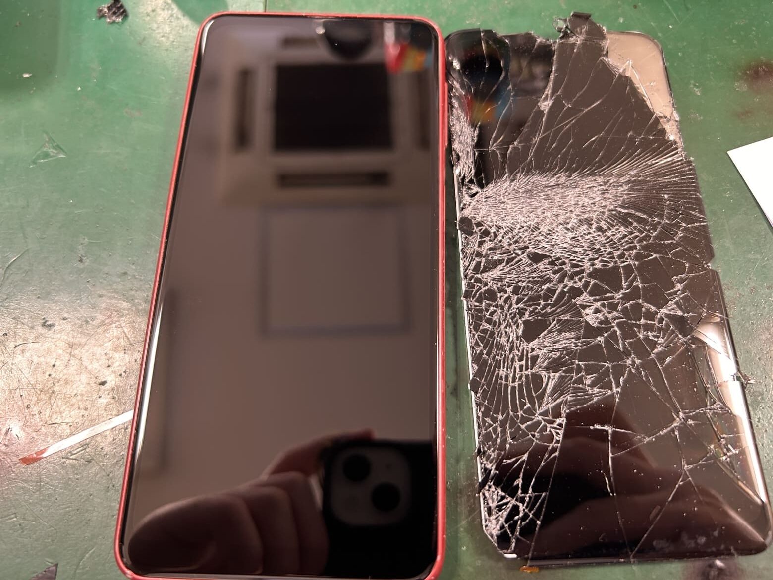 Google Pixel 7a 画面交換修理【バキバキに割れた画面を