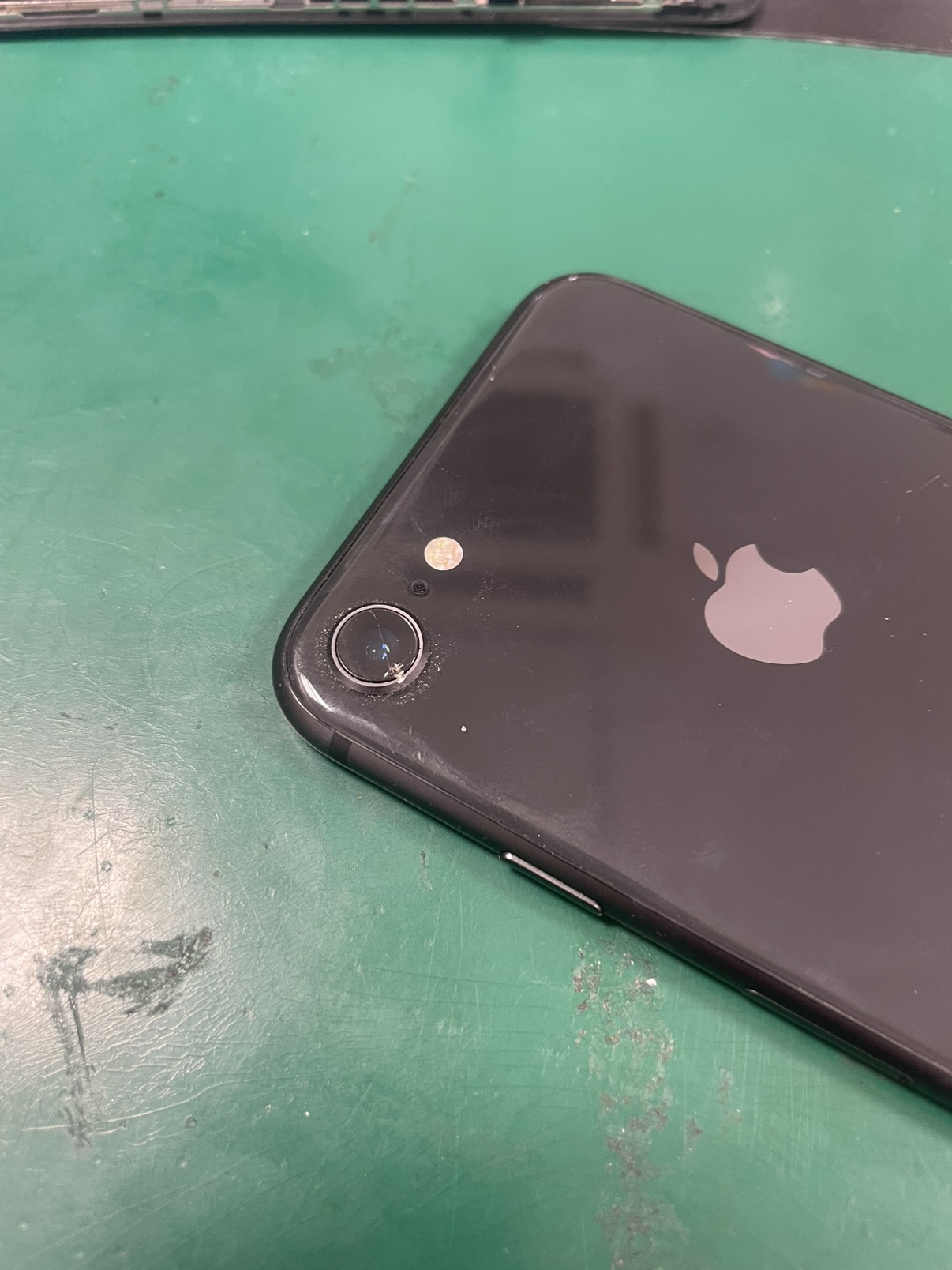 iPhone SE (第3世代) 】落下でカメラレンズが割れてしまった！レンズ