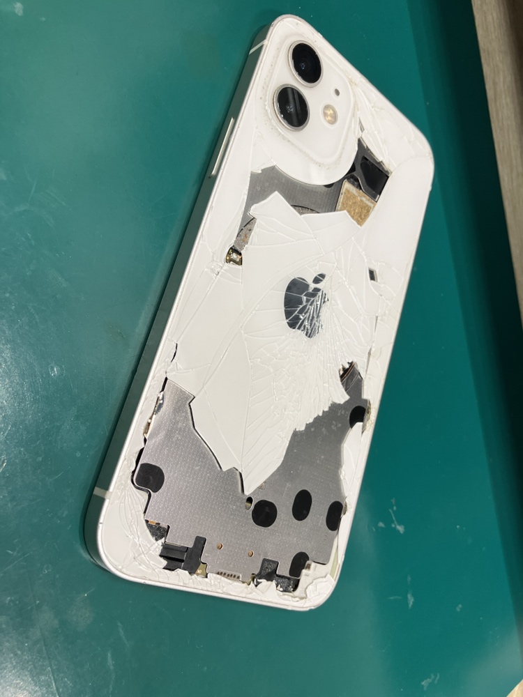 iPhone12背面修理は新宿で！ガラス割れも即日データ保持交換 | スマ
