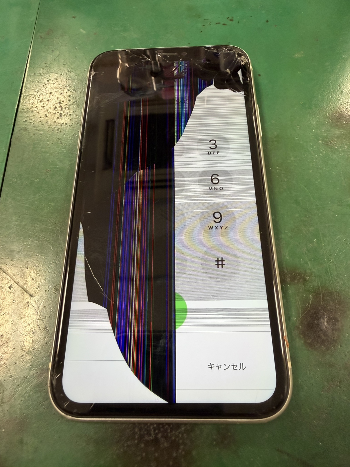 iPhone 11の画面が割れた！そのまま使い続けるのは危険？データ