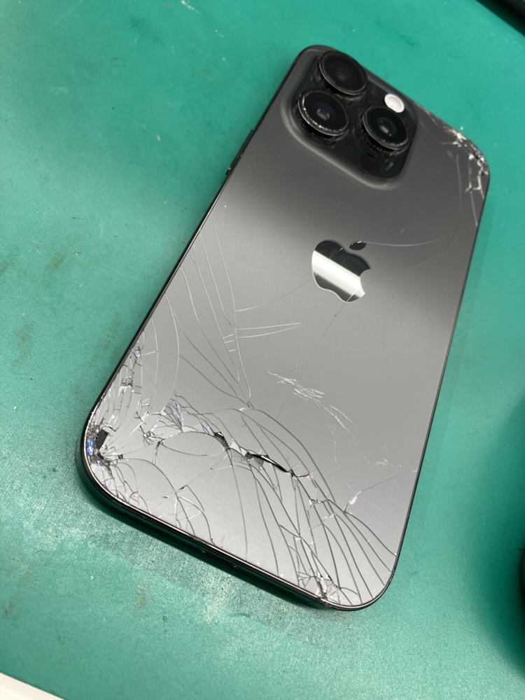 iPhone16Pro修理は新宿で！背面ガラス割れも即日データ保持 | スマ