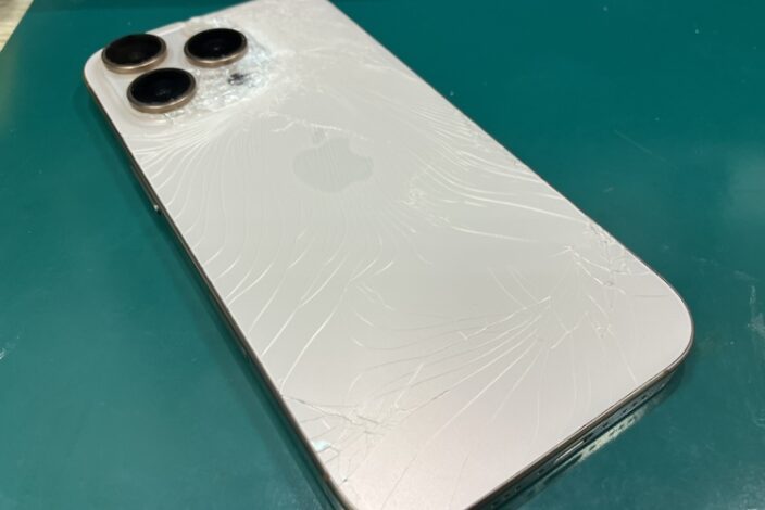 iPhone16Pro修理は新宿で！割れた背面ガラス交換も即日保持 | スマ