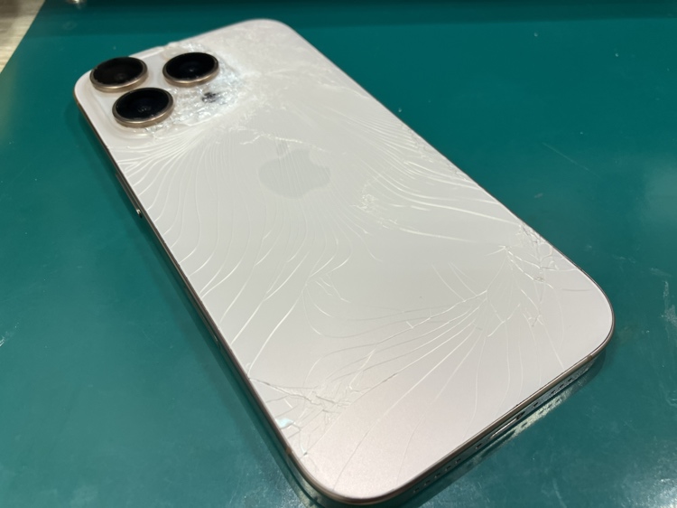 iPhone16Pro修理は新宿で！割れた背面ガラス交換も即日保持 | スマ