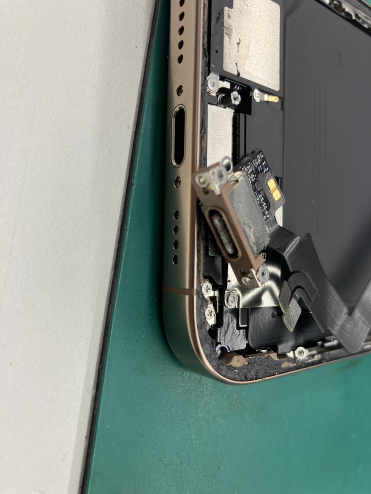 iPhone16ProMax修理は新宿で！充電口交換も即日データ保持 | スマ