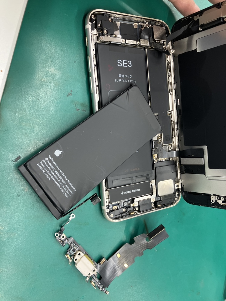 iPhoneSE3修理は新宿で！充電口・バッテリー同時交換でデータ保持