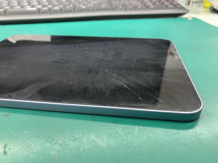 iPad mini6修理は新宿で！クモの巣状ガラス割れ交換も即日保持 | スマ
