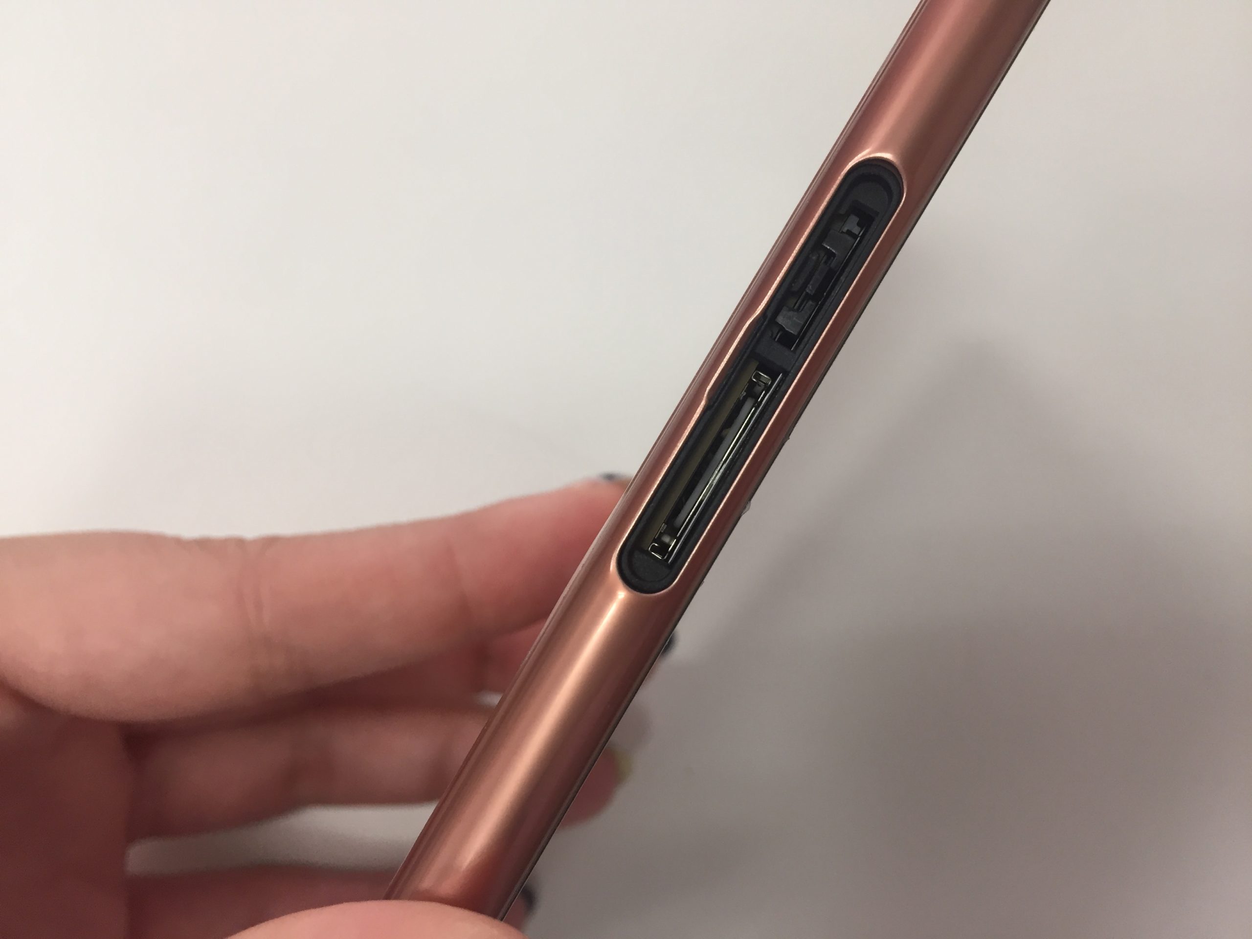 au ICカード（SIMカード）を取り付ける／取り外す | XPERIA™ XZ3