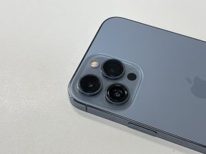 iPhone13ProMax　カメラレンズ交換修理　修理中