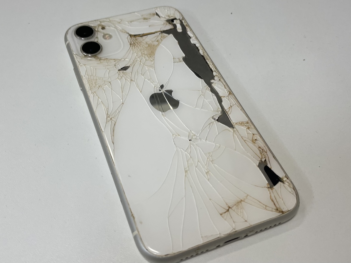 iPhone11 背面パネル割れ】そのままにしておくと非常に危険