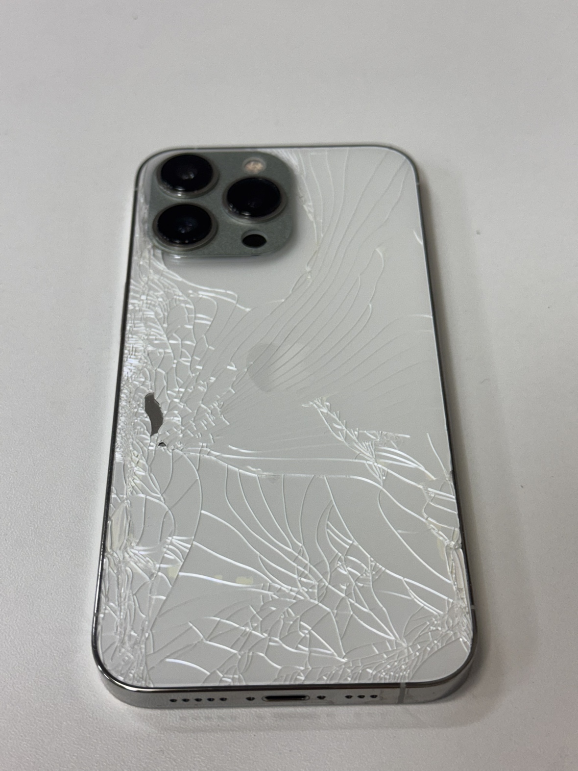 iPhone 13 Pro】背面交換修理 | スマホスピタル横浜関内店の修理速報 iPhone 13 Pro】背面交換修理 | スマホスピタル横浜関内店の修理速報