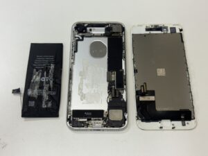 分解中のiPhone7