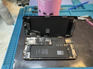 スマホスピタル横浜関内店でiPhone 11 Pro Maxのバッテリーを交換する様子