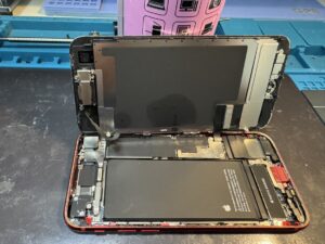 スマホスピタル横浜関内店でiPhone SE3のNFCアンテナ部品を点検・交換する様子