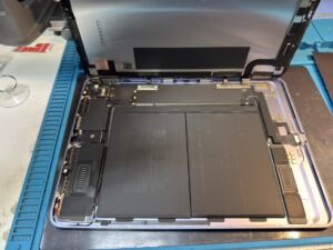スマホスピタル横浜関内店にてiPad Air 4の画面を慎重に開き電池交換する様子