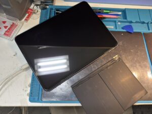 バッテリー交換が完了し、駆動時間が大幅に改善したiPad Air 4