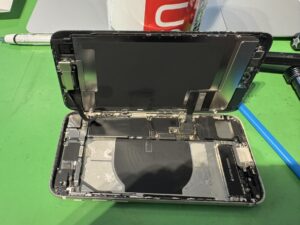 スマホスピタル横浜関内店にてiPhone SE3を慎重に開封し電池交換を行う様子