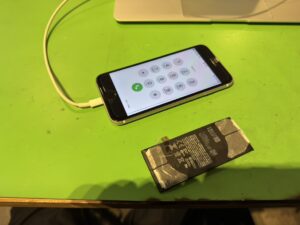 バッテリー交換が完了し、最大容量が100%に復活したiPhone SE3