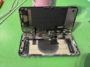スマホスピタル横浜関内店にてiPhone 11を慎重に開封しバッテリーを交換する様子