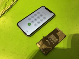 バッテリー交換が完了し、最大容量100%に復活したiPhone 11の画面