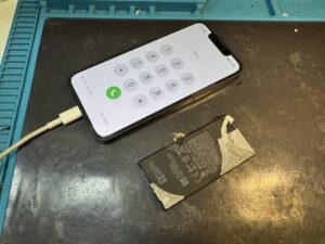 バッテリー交換が完了し、最大容量100%を確認できるiPhone 13 miniの画面