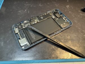 スマホスピタル横浜関内店にてiPhone 13 miniの画面を開き電池交換を行う様子