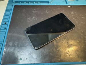 バッテリーが劣化し充電の減りが早いiPhone14をスマホスピタル横浜関内店で受付