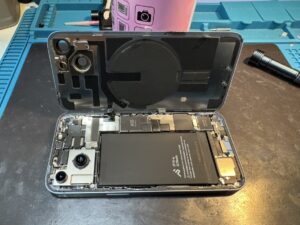 スマホスピタル横浜関内店にてiPhone14のバッテリーを慎重に交換している様子