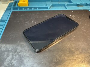 バッテリーが劣化し充電の減りが早いiPhone14をスマホスピタル横浜関内店で受付