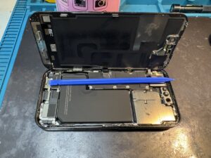 スマホスピタル横浜関内店にてiPhone 14 Proの電池交換を行う様子