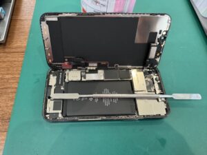 スマホスピタル横浜関内店でiPhone 12 Proを分解しバッテリー交換中