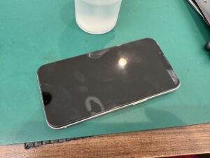 横浜市磯子区エリアから受付した液晶が映らなくなったiPhone 13