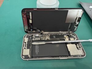 スマホスピタル横浜関内店でiPhone 13を分解し液晶パネルを交換中