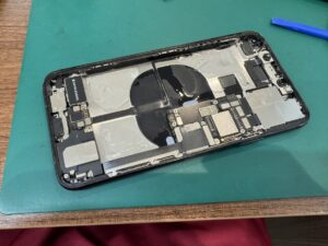 スマホスピタル横浜関内店でiPhone 11 Pro Maxを分解し液晶を交換中