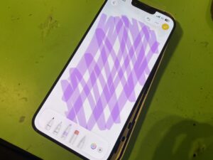 画面交換中のiPhone14で、標準のメモアプリの描画機能を使って新しいパネルのタッチ感度をテストしている様子