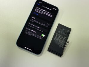 新品のバッテリーに交換され、画面が隙間なく綺麗に閉じられて正常に起動したiPhone13miniの本体
