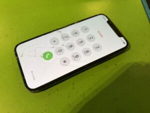 西区のお客様から依頼されたiPhone12の画面割れ修理前の状態