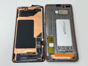 スマホスピタル横浜関内店で行っているGalaxy S10+の分解と画面交換作業の様子