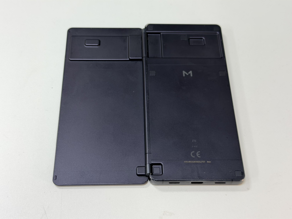 ZTE M Z-01K ブラック　64GB SIMフリー　バッテリー良好 ZTE M Z-01K】稀少な2画面スマホもバッテリー交換！