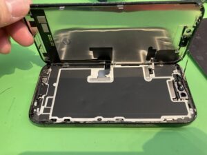 iPhone16 Pro Maxを分解して画面交換を行っている様子