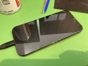 iPhone16 Pro Maxの画面交換が完了したきれいな状態