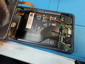 スマホスピタル横浜関内店で行っているAQUOS sense7の分解とバッテリー交換作業の様子